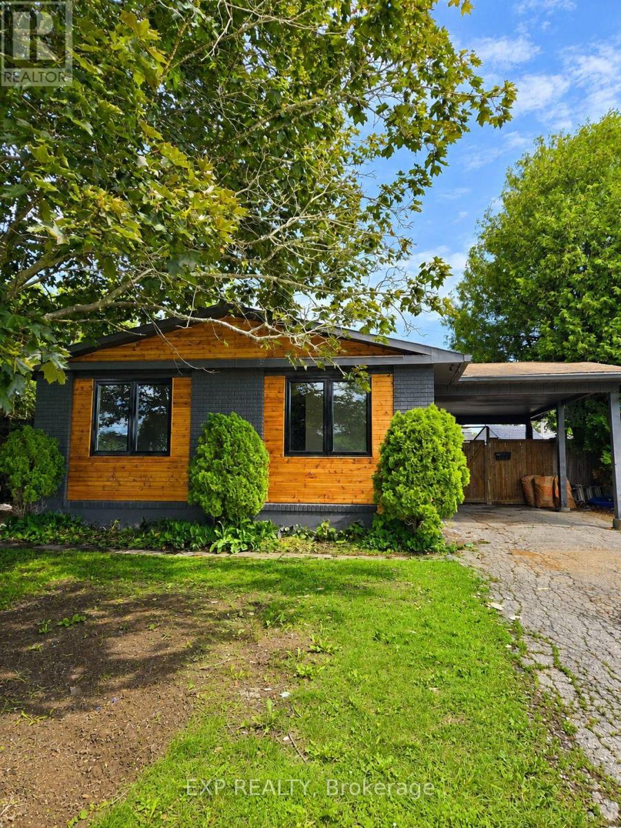 Photo 1 of 12 — A - 428 HATFIELD CRESCENT Unit A, Ottawa, ON K1E1M8
