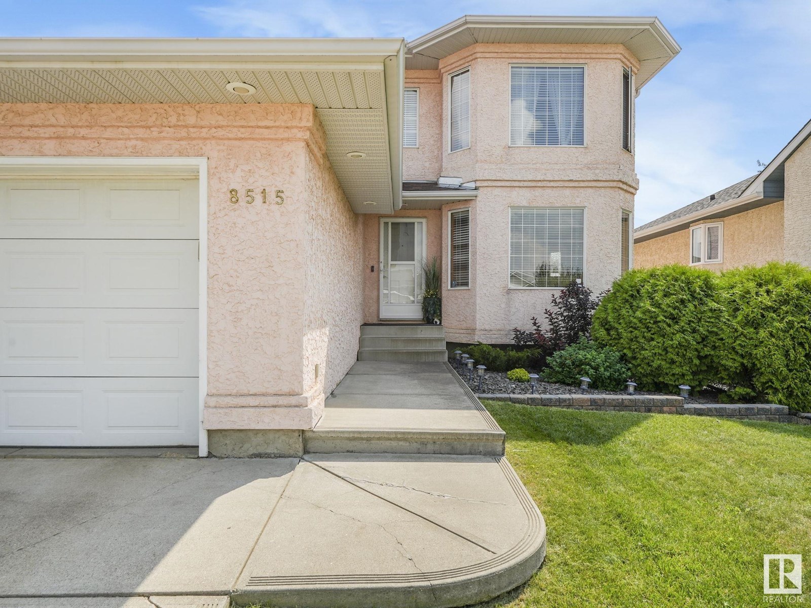 8515 157 AV NW