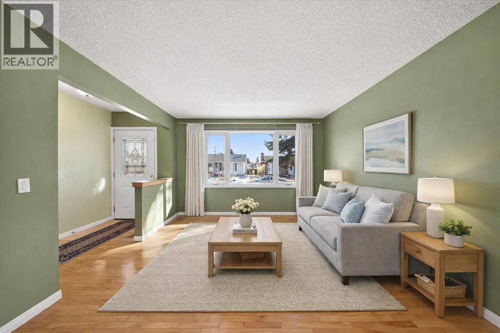 215 Pinegrove Close NE