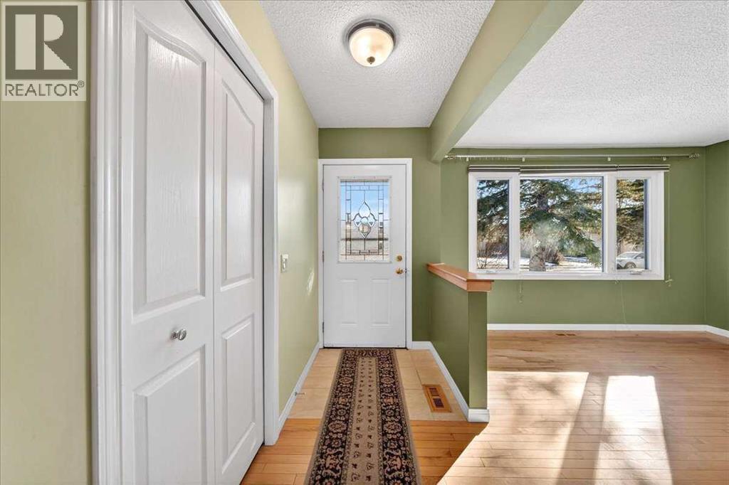 215 Pinegrove Close NE