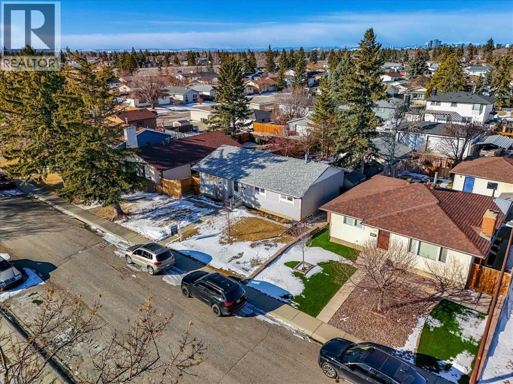 215 Pinegrove Close NE