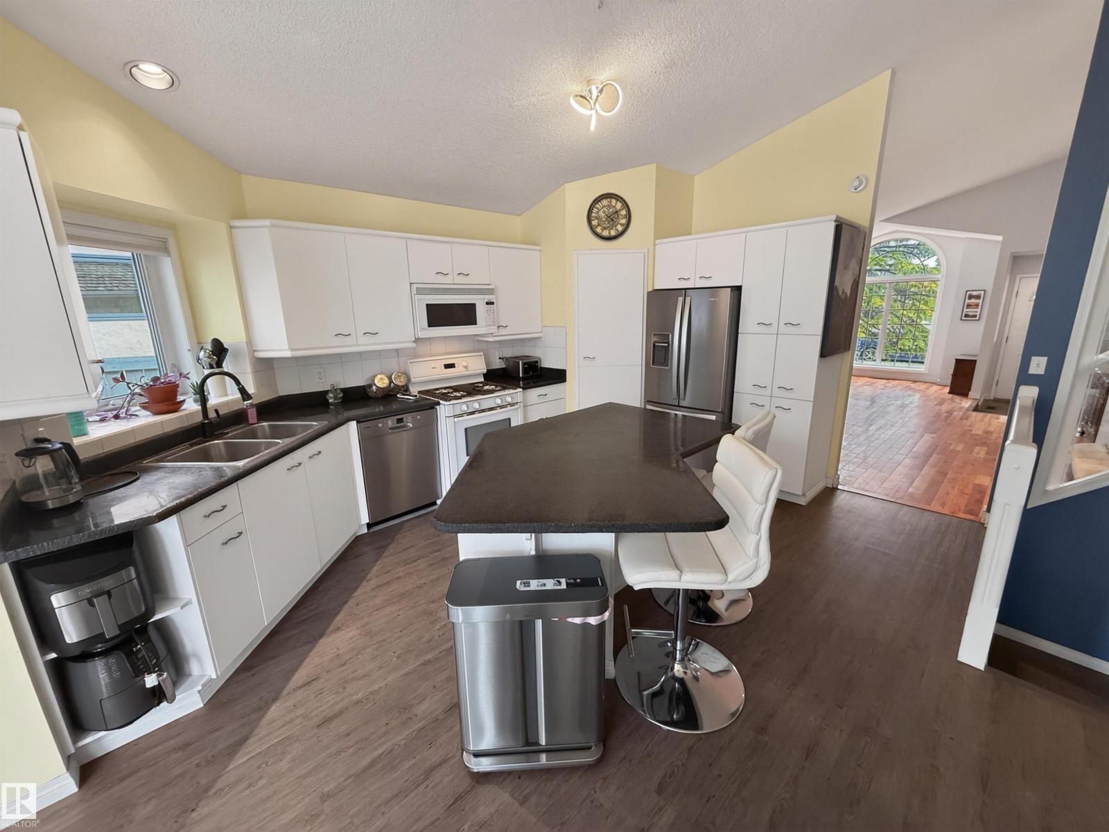11 LACOMBE DR