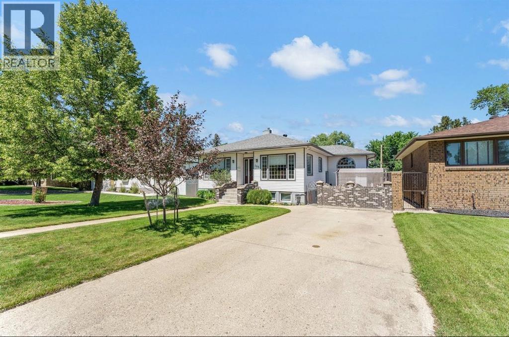 Photo 1 of 49 — 266 Prospect Drive SW, Medicine Hat, AB T1A4B6