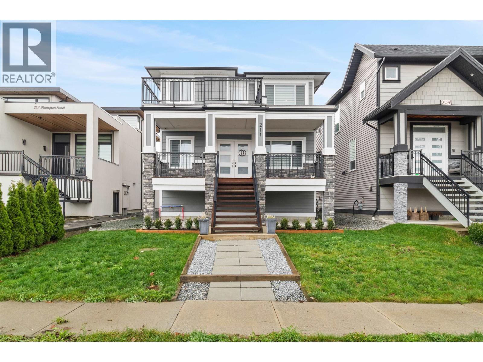 Photo 1 of 20 — 211 HAMPTON STREET, New Westminster, BC V3M0K2