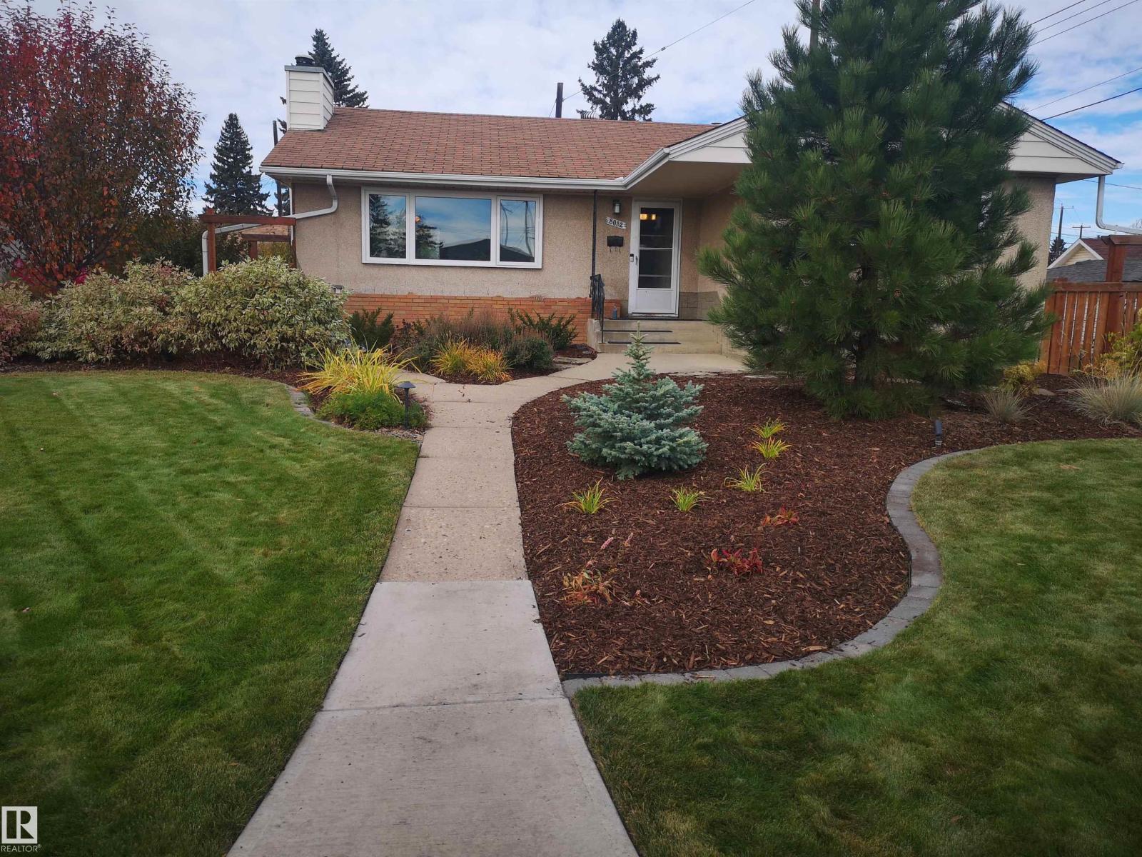 8032 70 AV NW