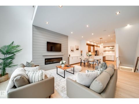 #2 20425 93 AV NW Edmonton AB T5T7C7