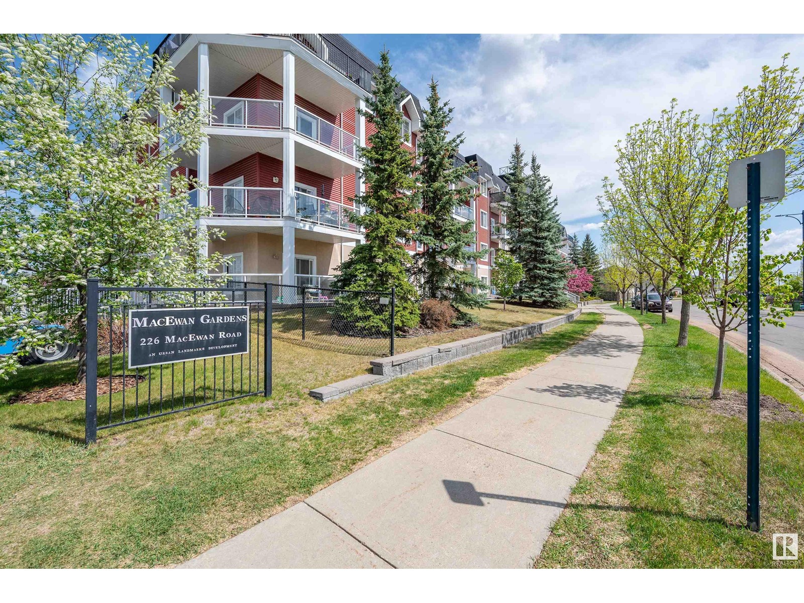 #408 226 Macewan RD SW