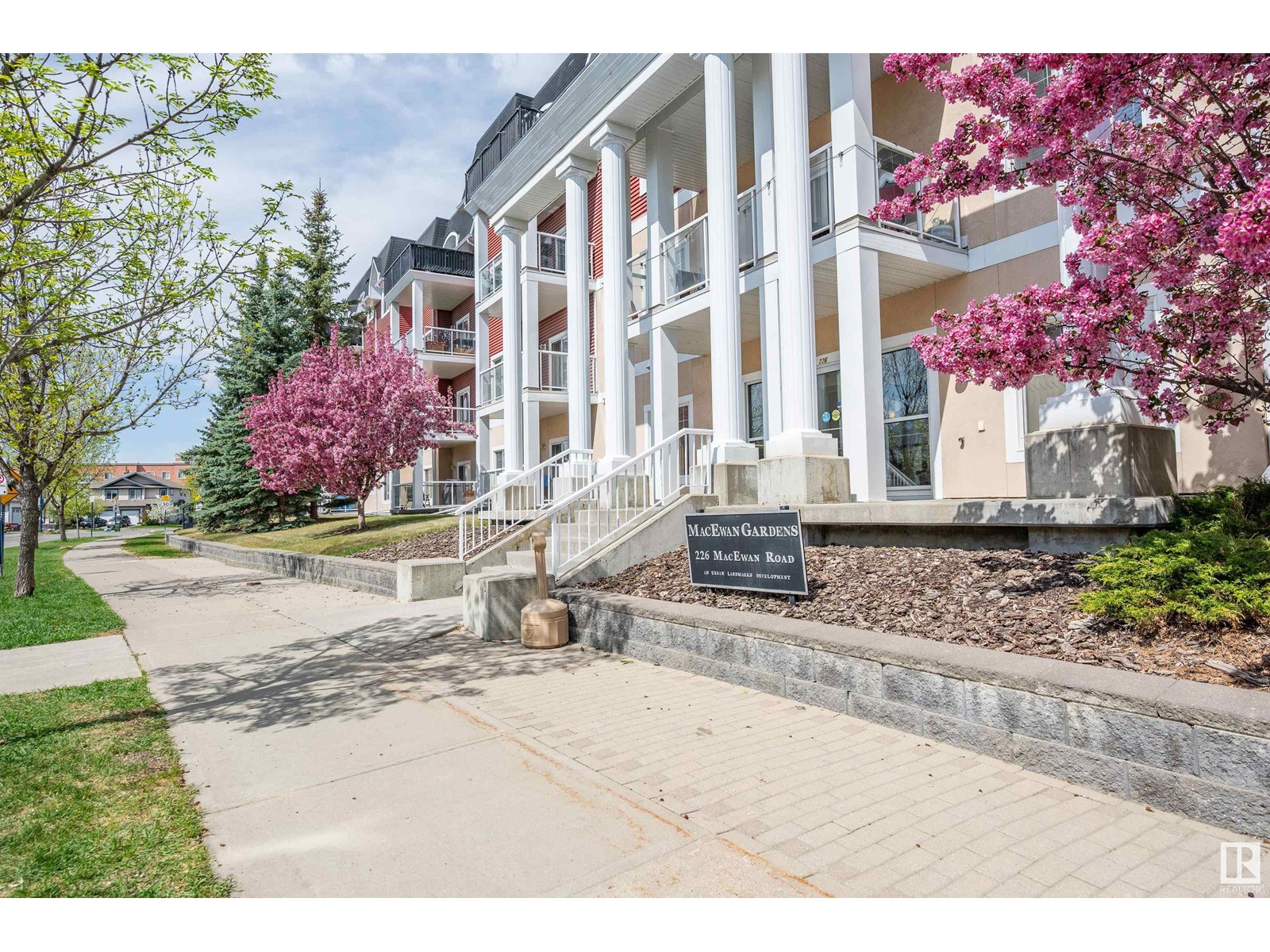 #408 226 Macewan RD SW