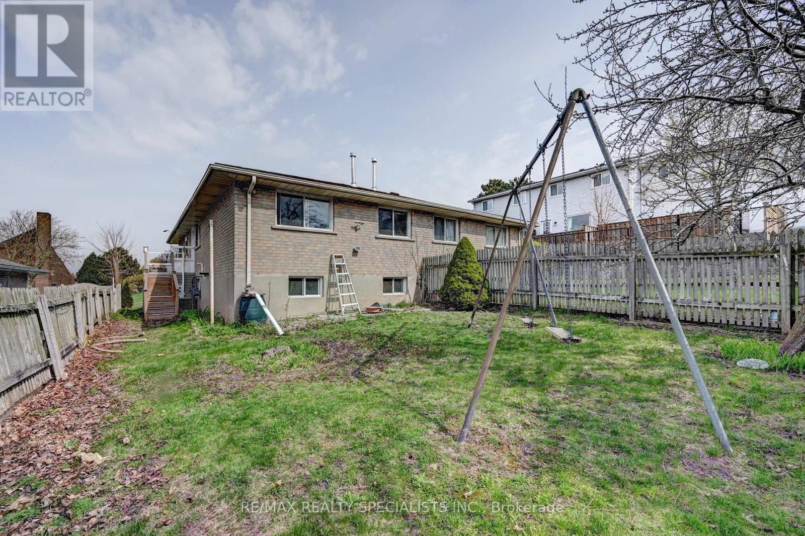 11 DINISON CRESCENT