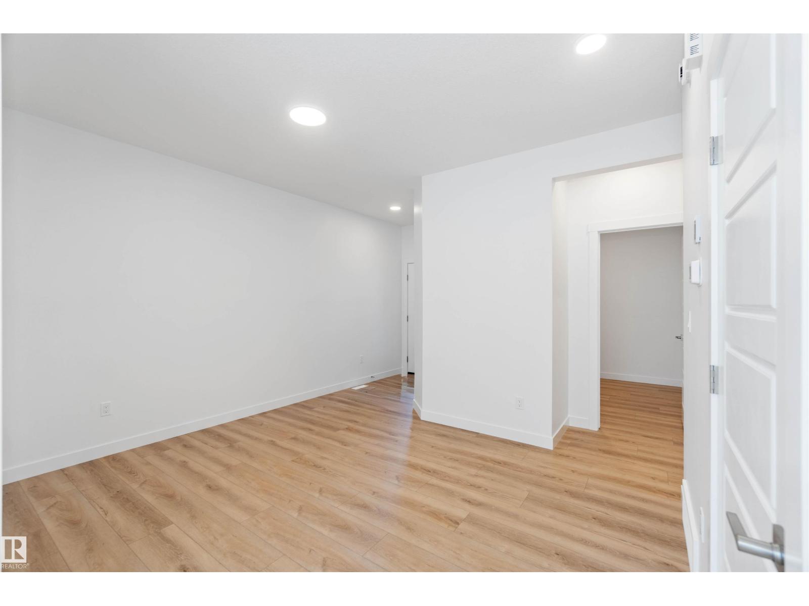 8619 181 AV NW