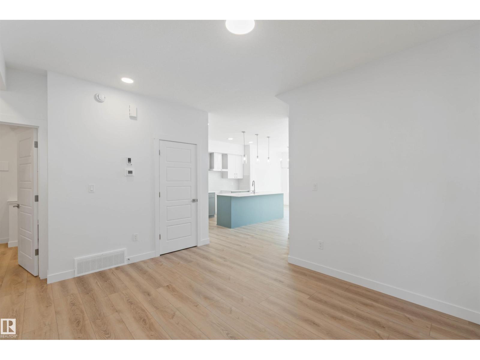 8619 181 AV NW