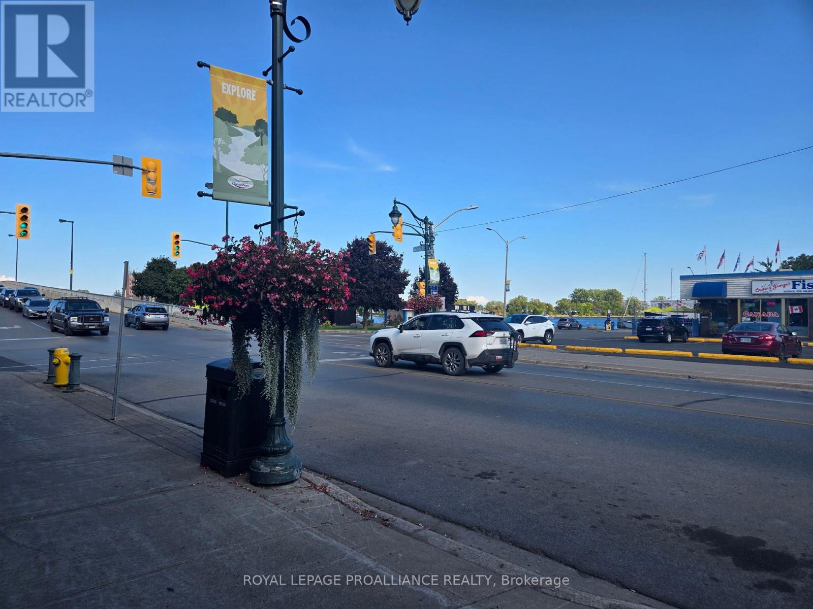 12 DUNDAS STREET W