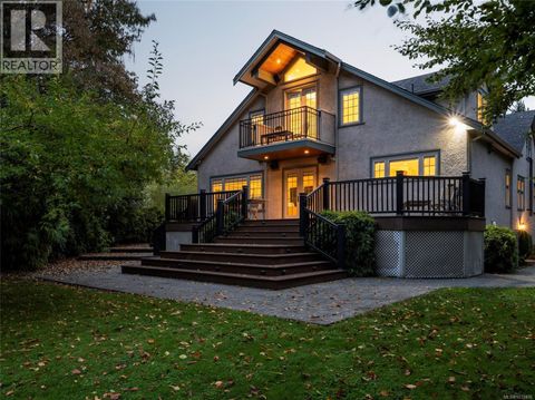 1690 Ash Rd Saanich BC V8N2T5