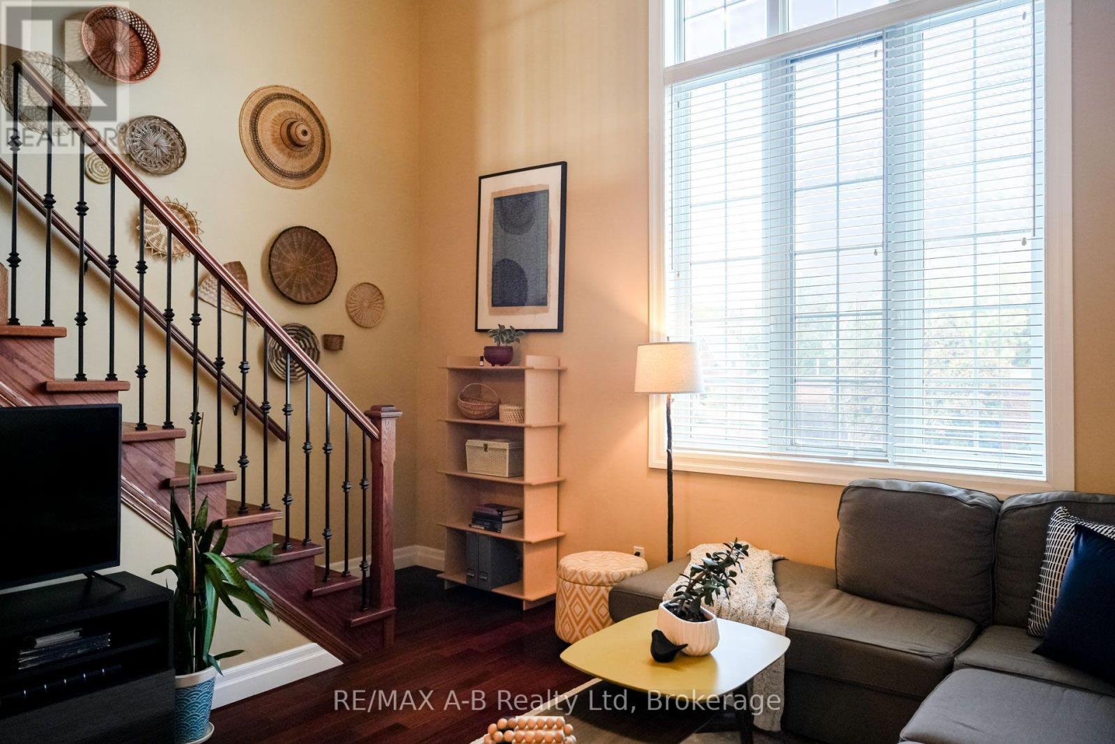 305 - 555 KING STREET E