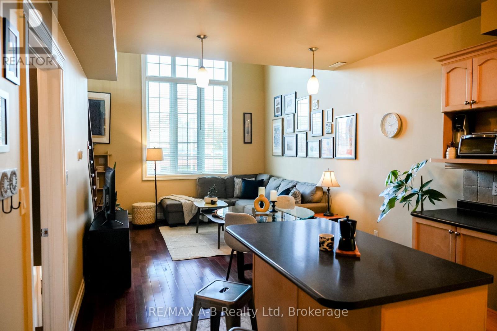 305 - 555 KING STREET E