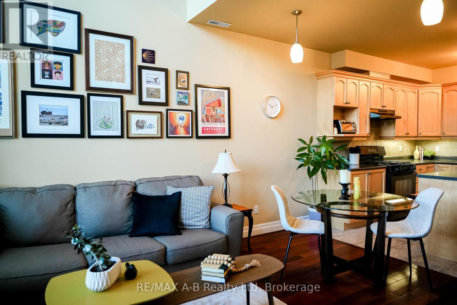 305 - 555 KING STREET E