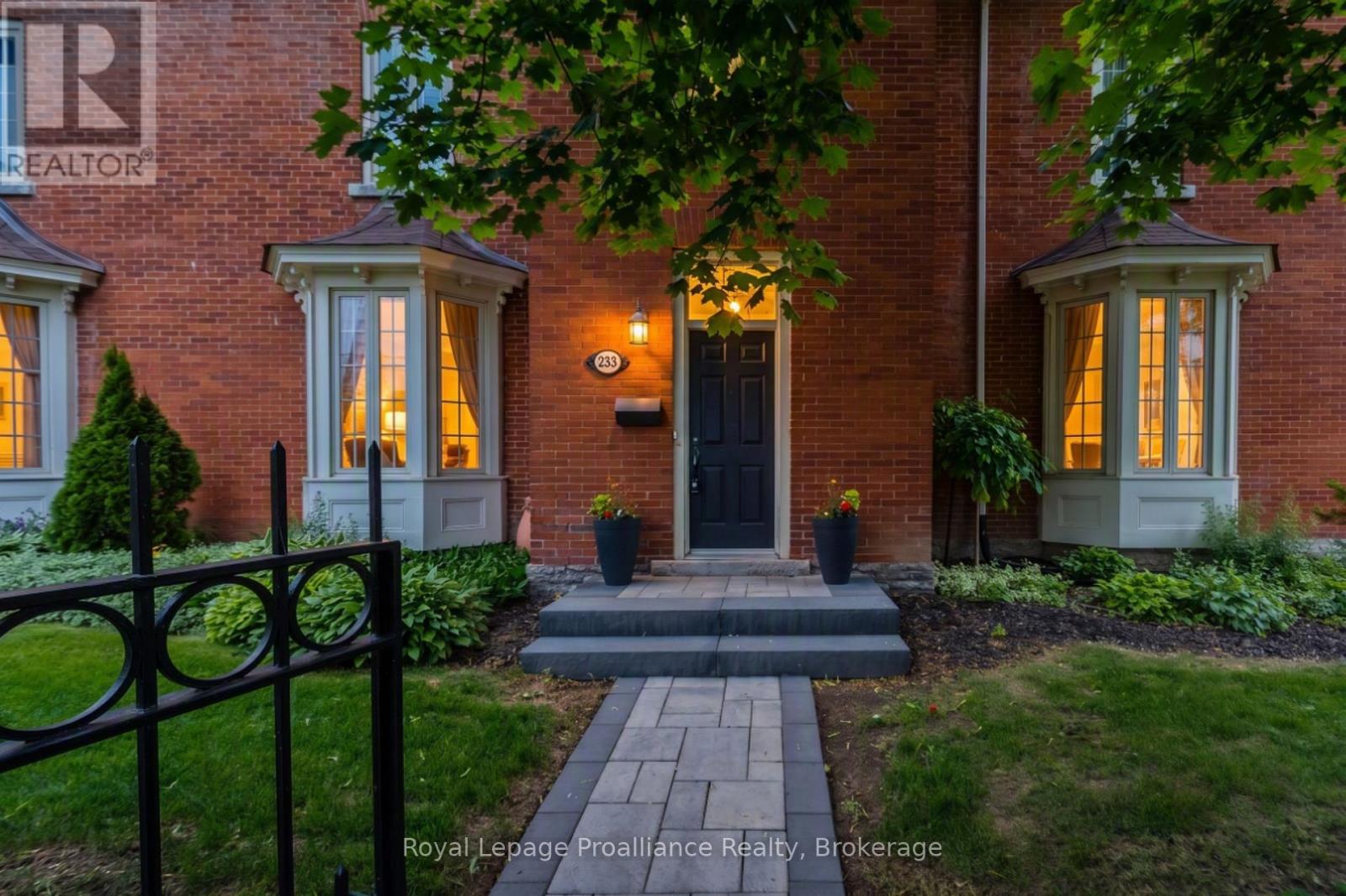 Photo 1 of 33 — 5 - 233 JOHN STREET Unit 5, Belleville (Belleville Ward), ON K8N3G2