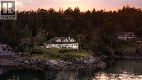 2600 Queenswood Dr Saanich BC V8N1X5