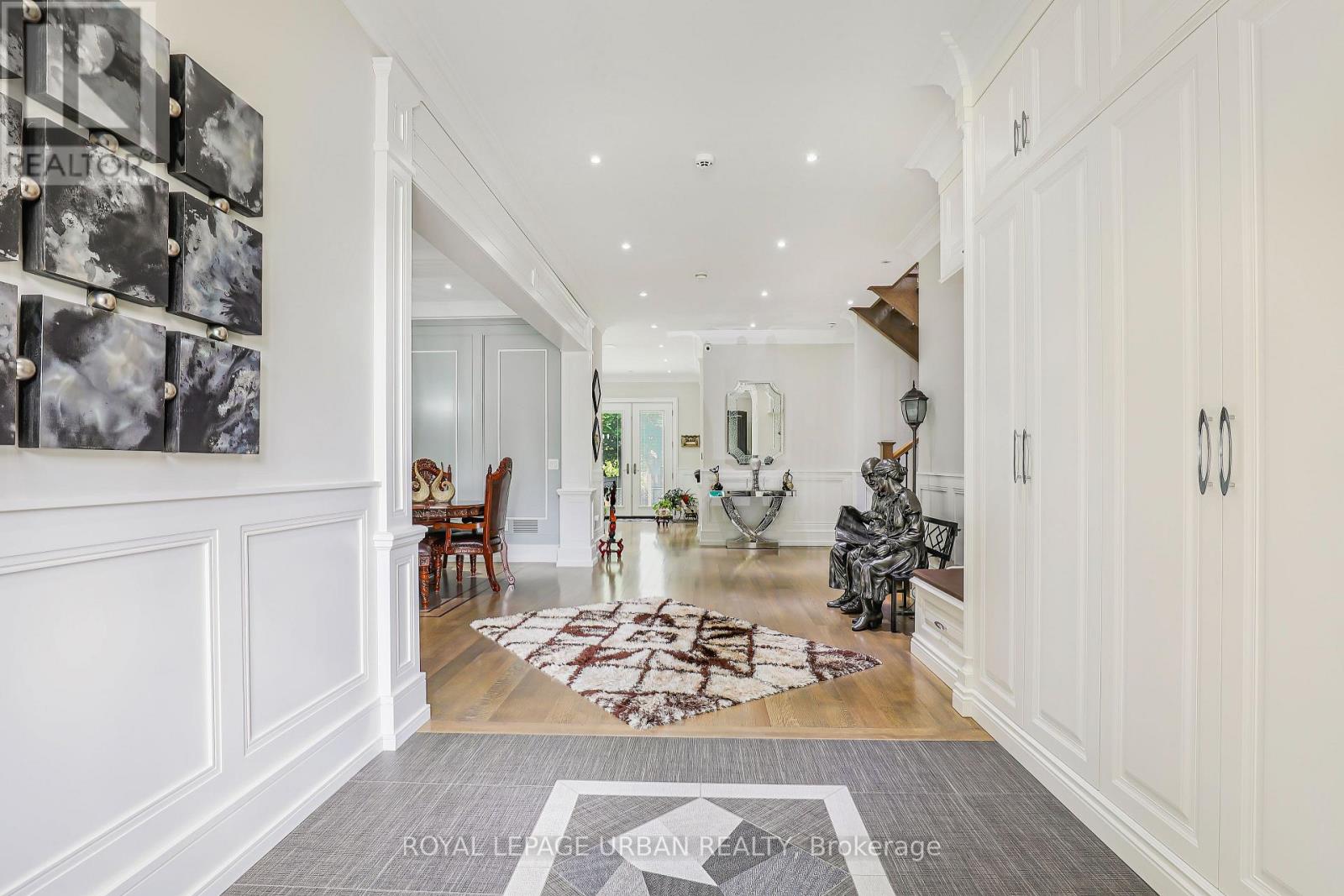8 DUNCOMBE BOULEVARD