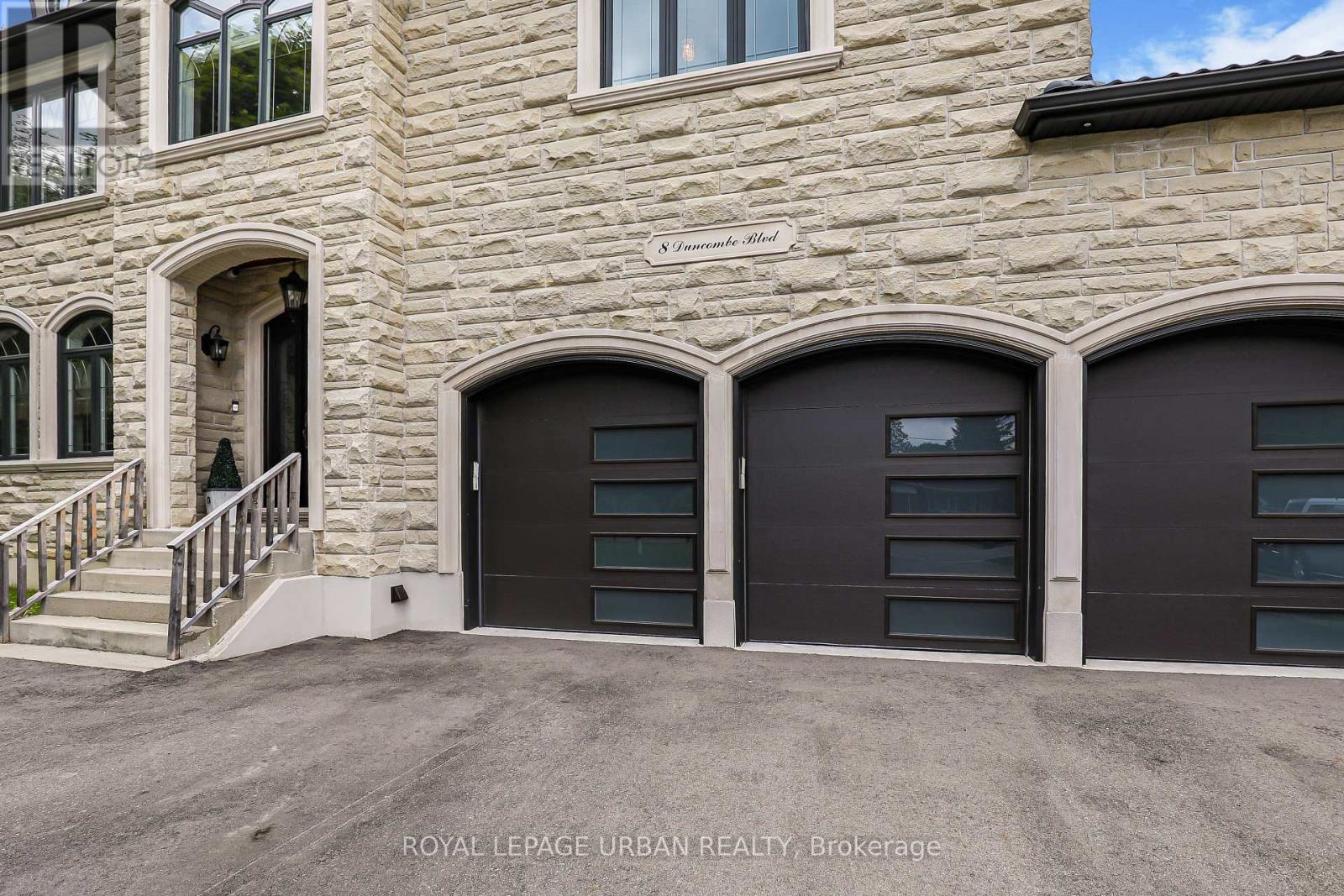 8 DUNCOMBE BOULEVARD