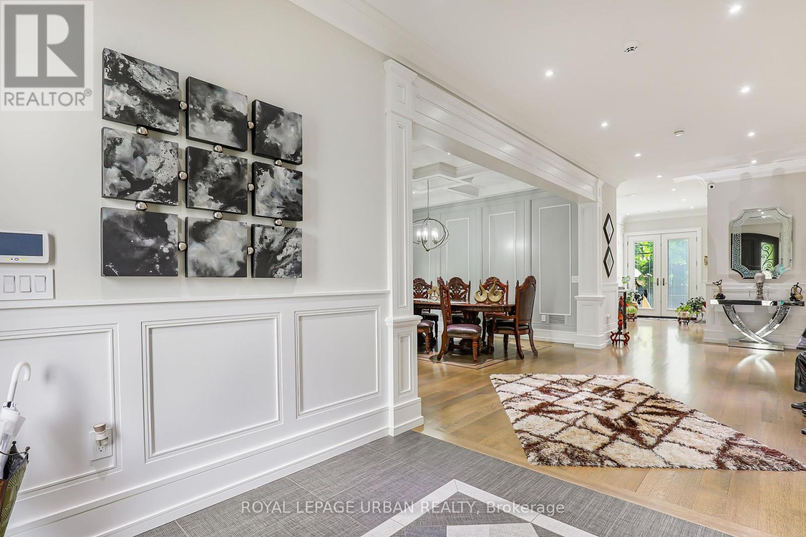 8 DUNCOMBE BOULEVARD