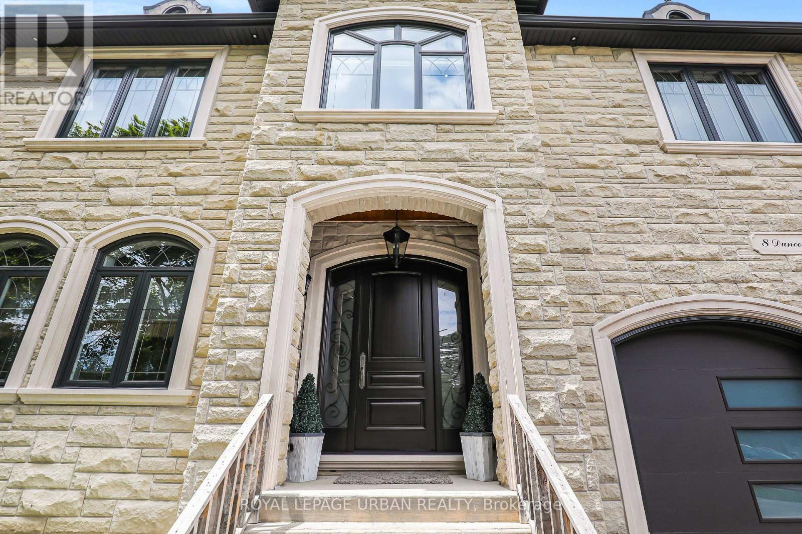8 DUNCOMBE BOULEVARD