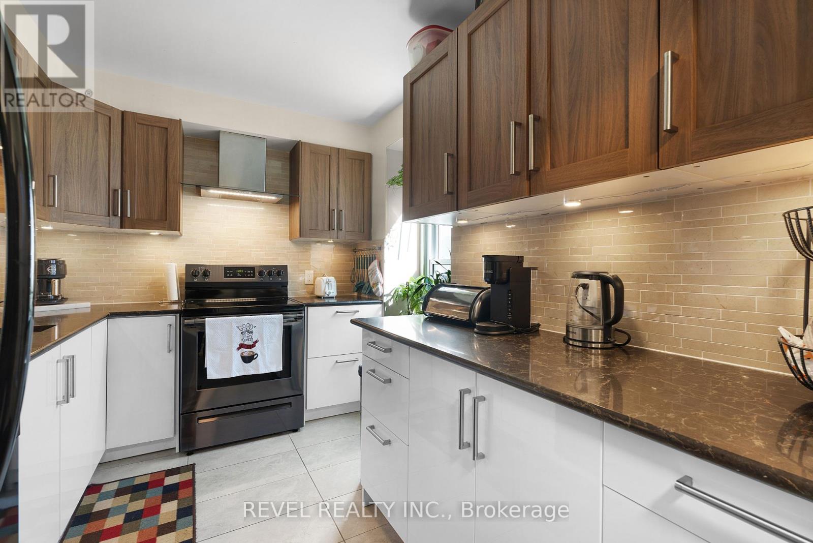8 - 122 LAKESHORE ROAD