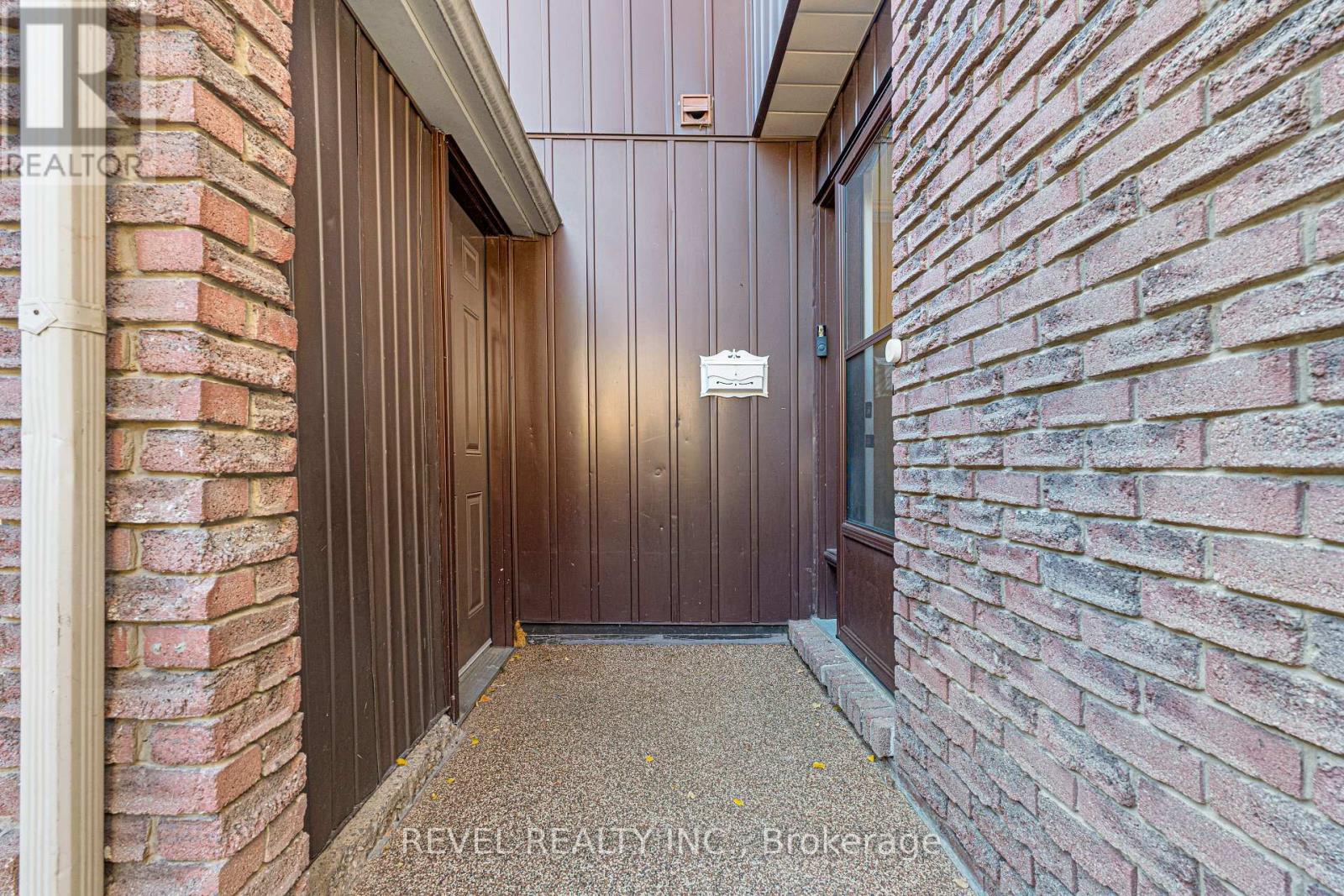 8 - 122 LAKESHORE ROAD