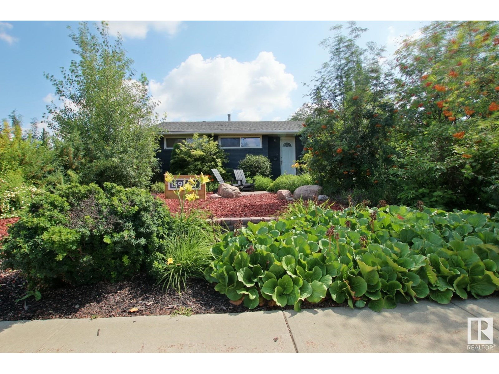 159 LAURIER DR NW