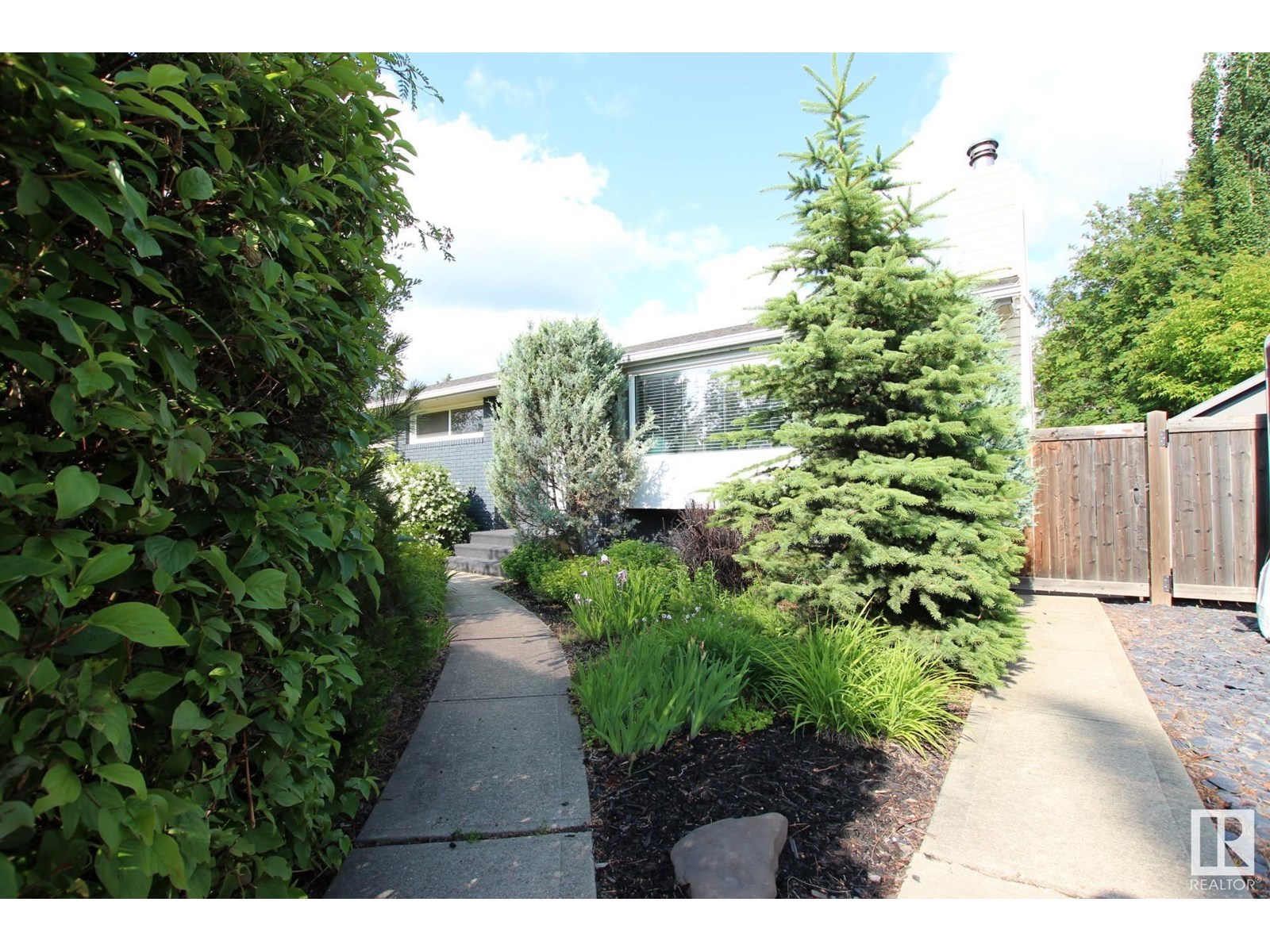 159 LAURIER DR NW