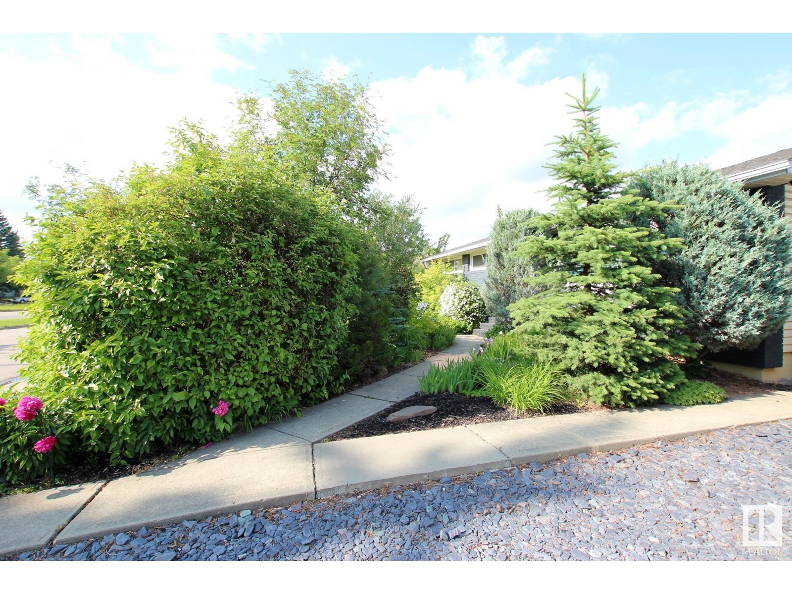 159 LAURIER DR NW