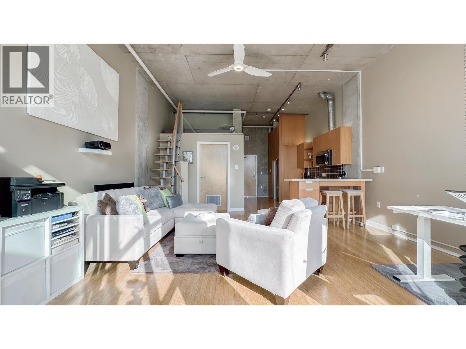 304 495 W 6TH AVENUE