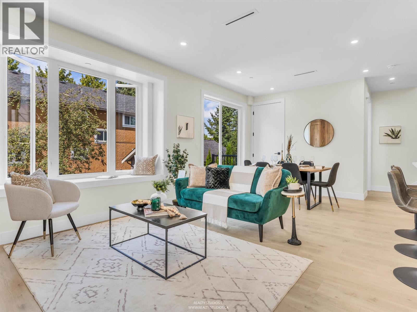 2 5221 CLARENDON STREET