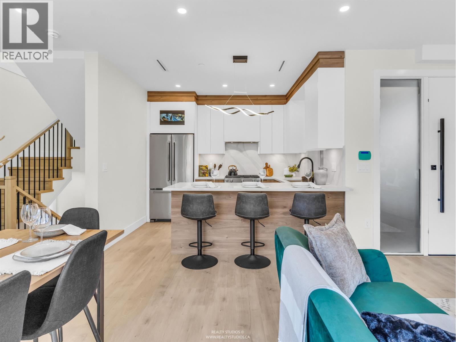 2 5221 CLARENDON STREET