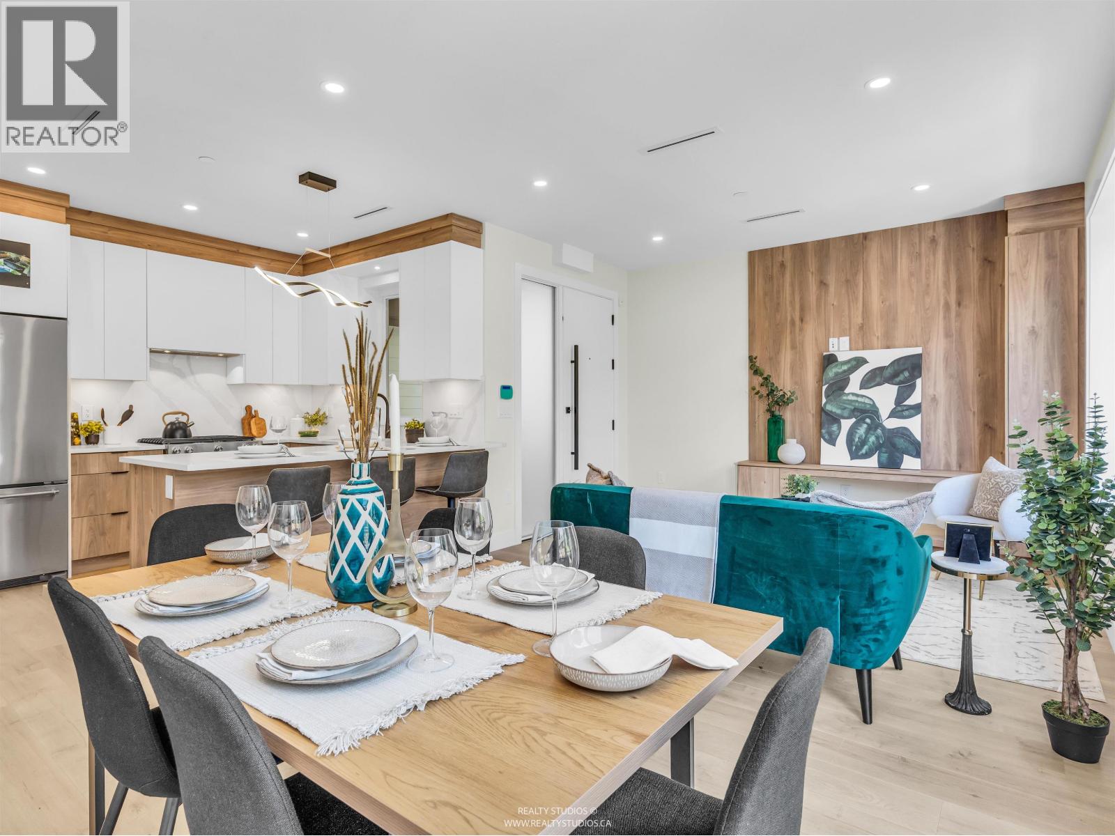 2 5221 CLARENDON STREET