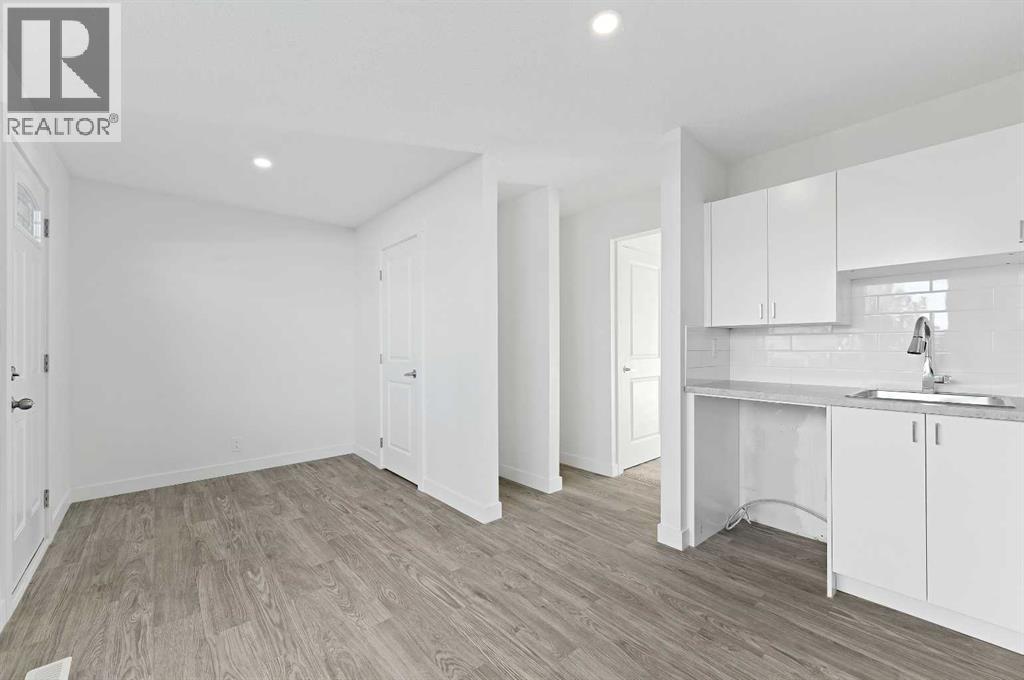 4, 220 Erin Mount Crescent SE