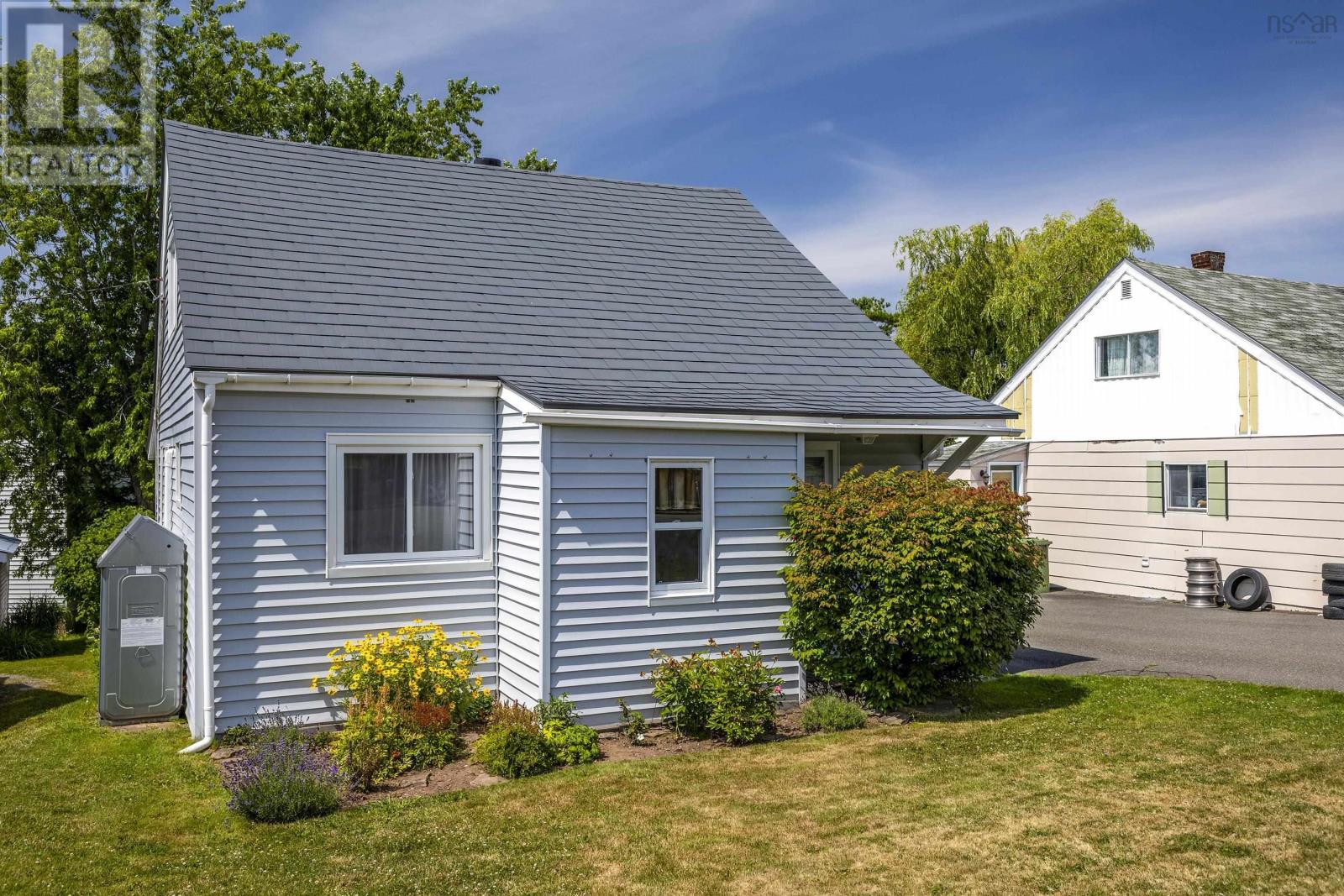 11 MacLaren Ave
