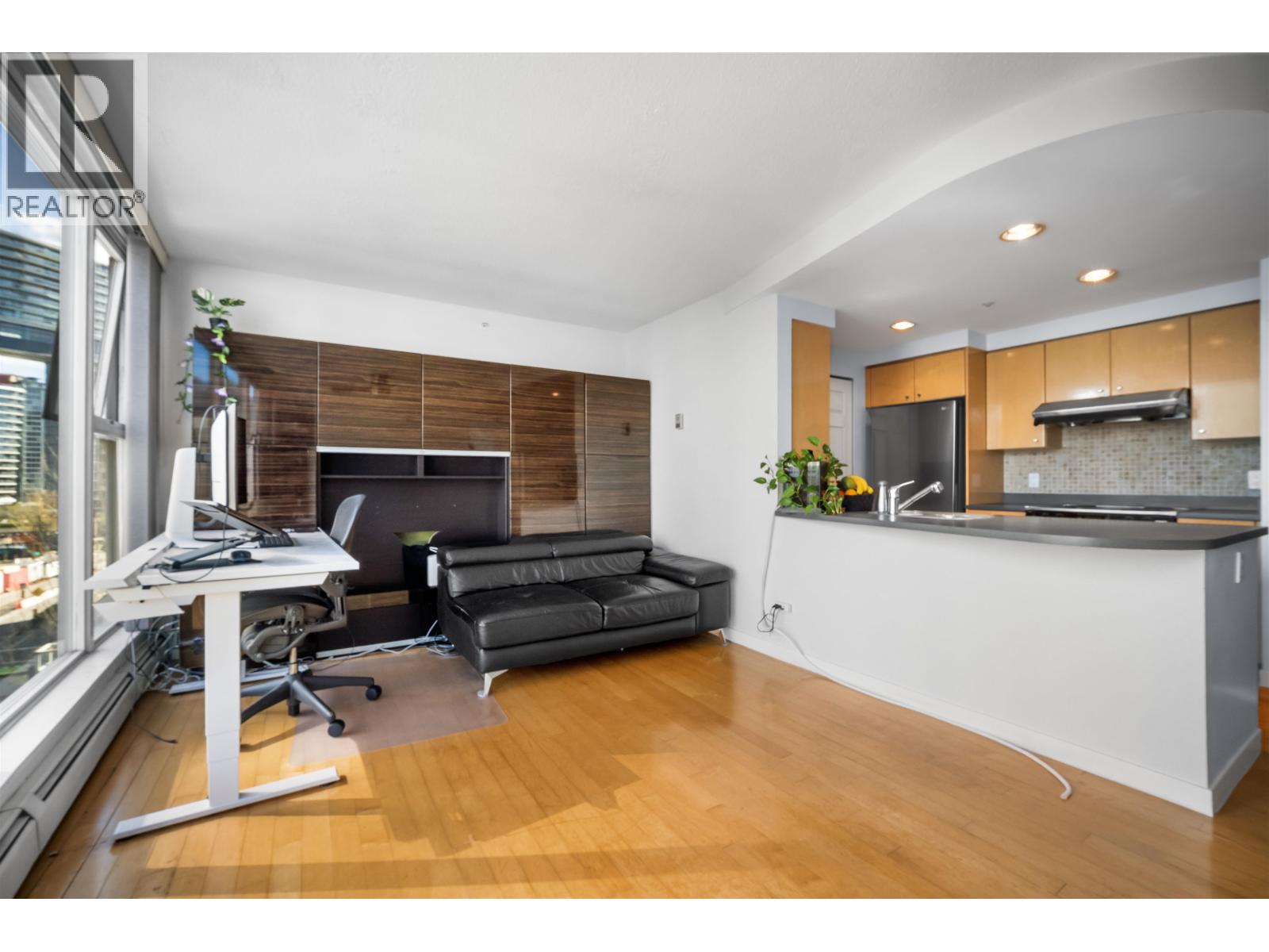 702 1008 CAMBIE STREET