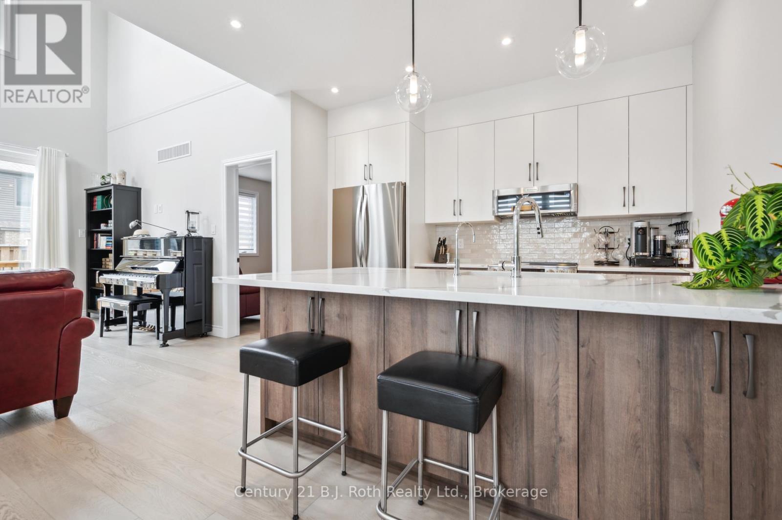 2 HAMILTON LANE