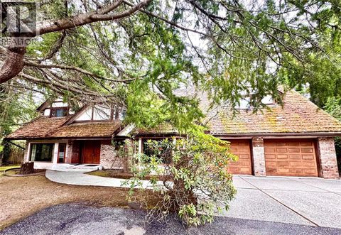 2565 Annabern Cres Saanich BC V8N5E9