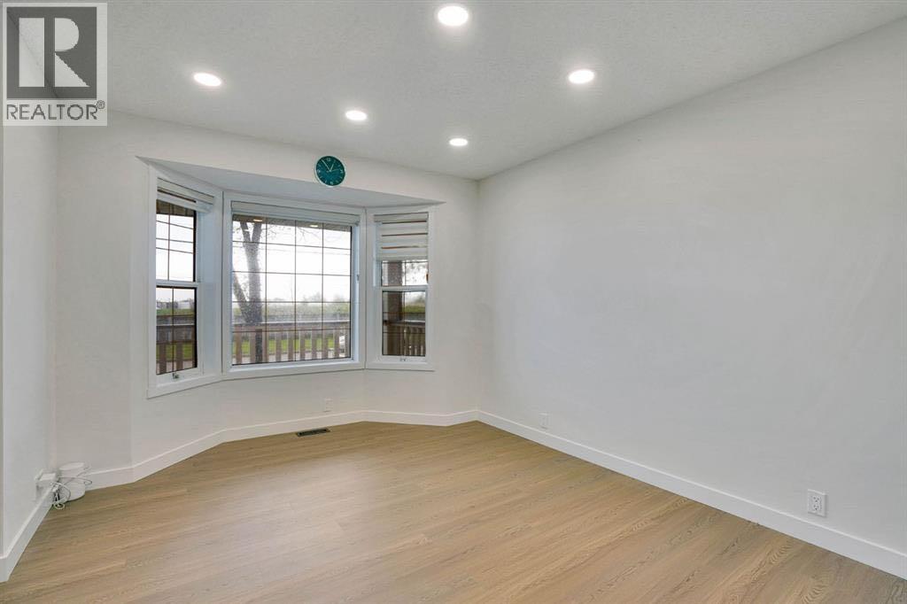 112 Martinglen Close W