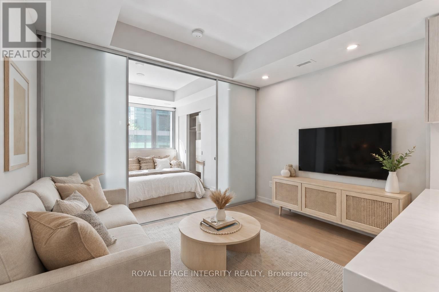 802 - 101 QUEEN STREET