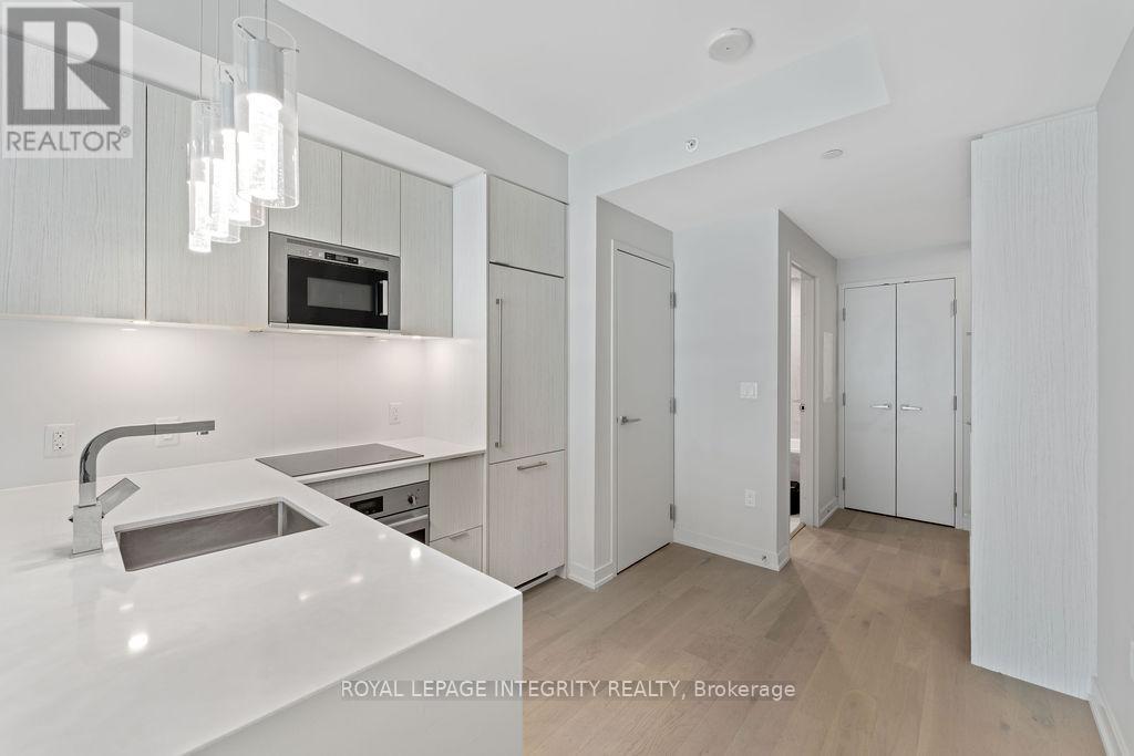 802 - 101 QUEEN STREET