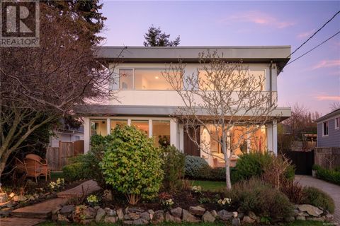 885 Linkleas Ave Oak Bay BC V8S5C4