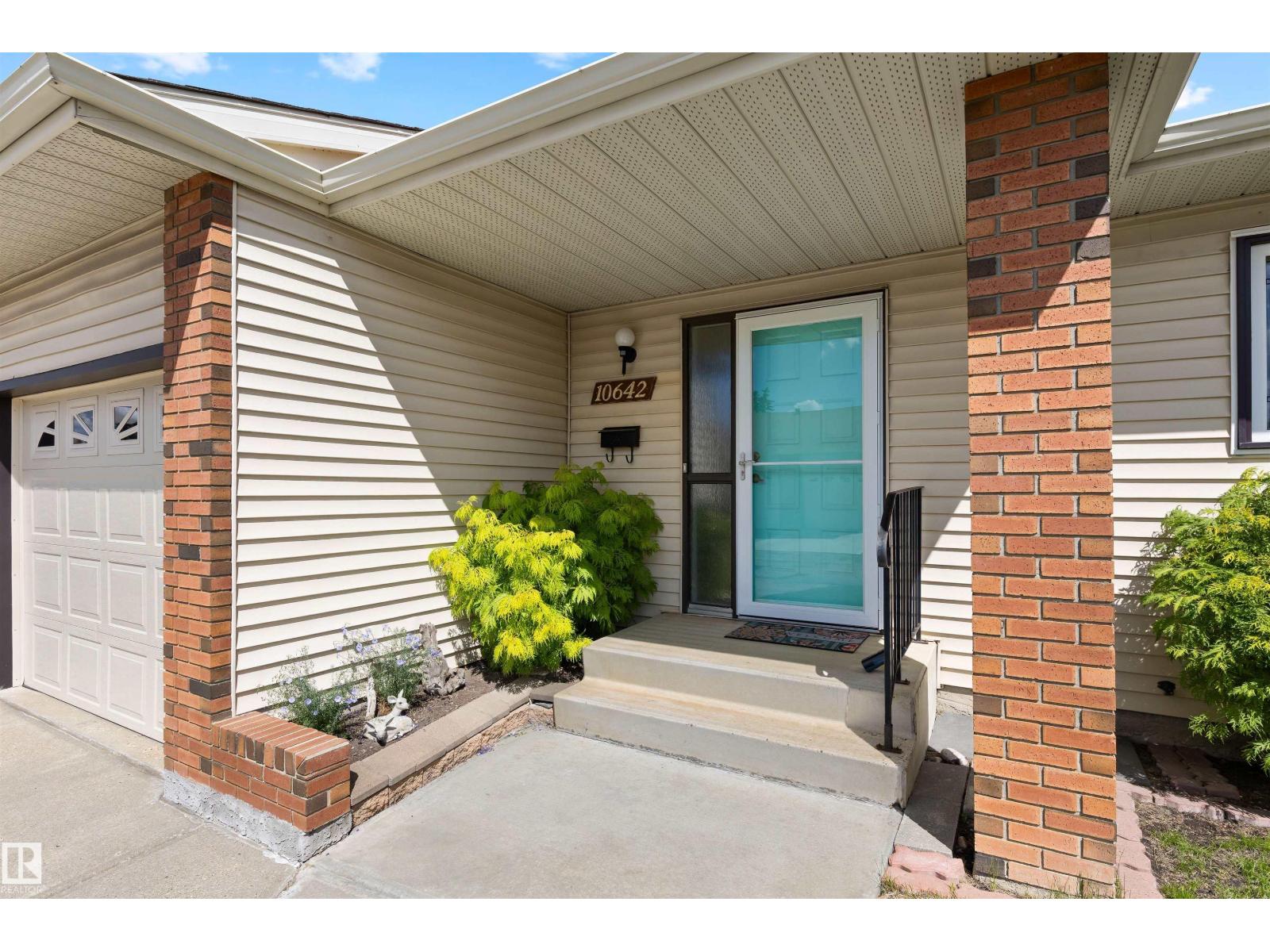 10642 153 AV NW
