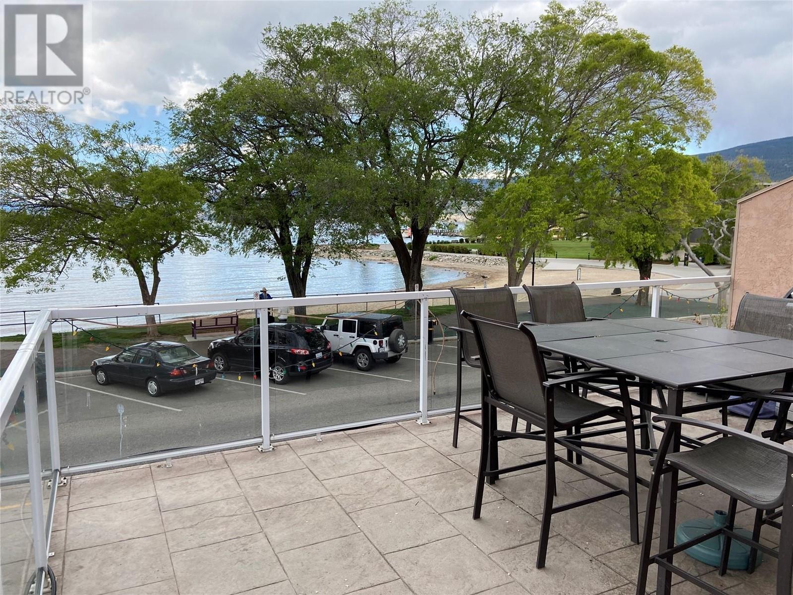 274 Lakeshore Drive W