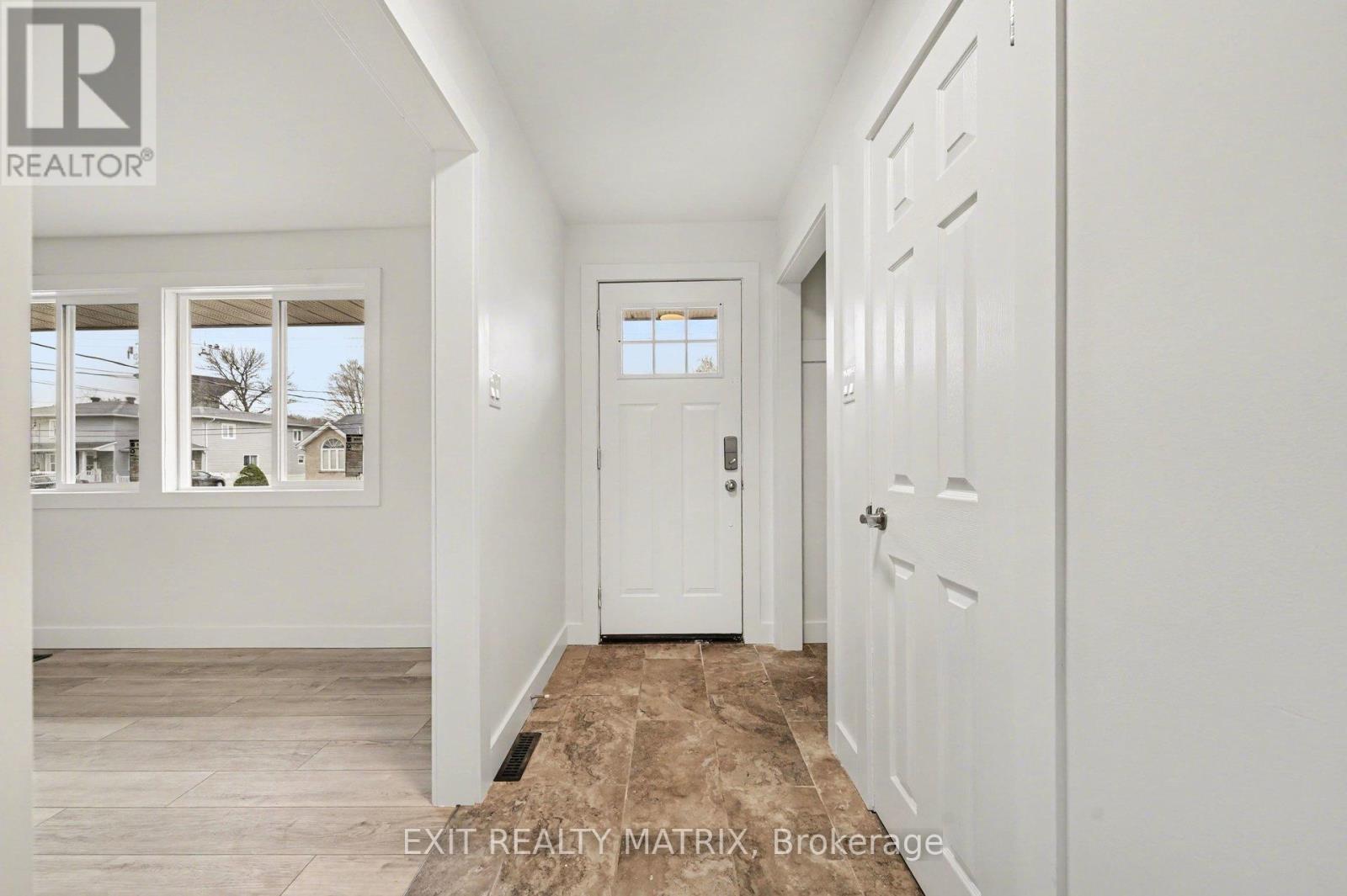 1740 SAINT-LAURENT STREET - Photo 4