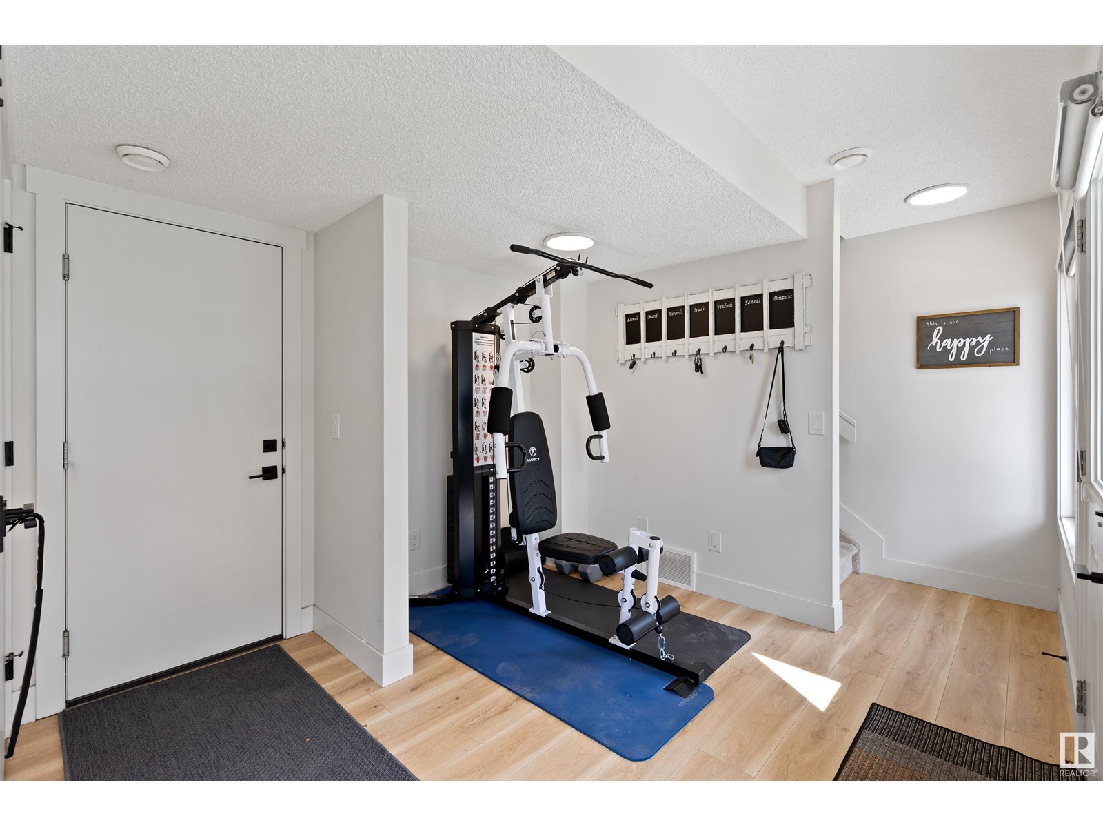 #5 4137 76 ST NW