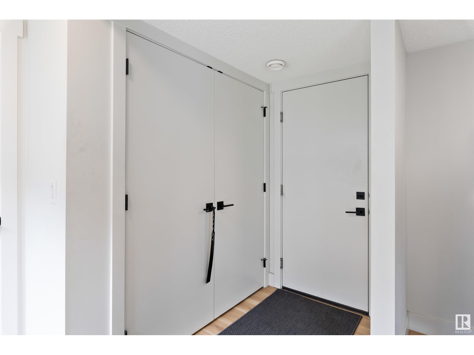 #5 4137 76 ST NW