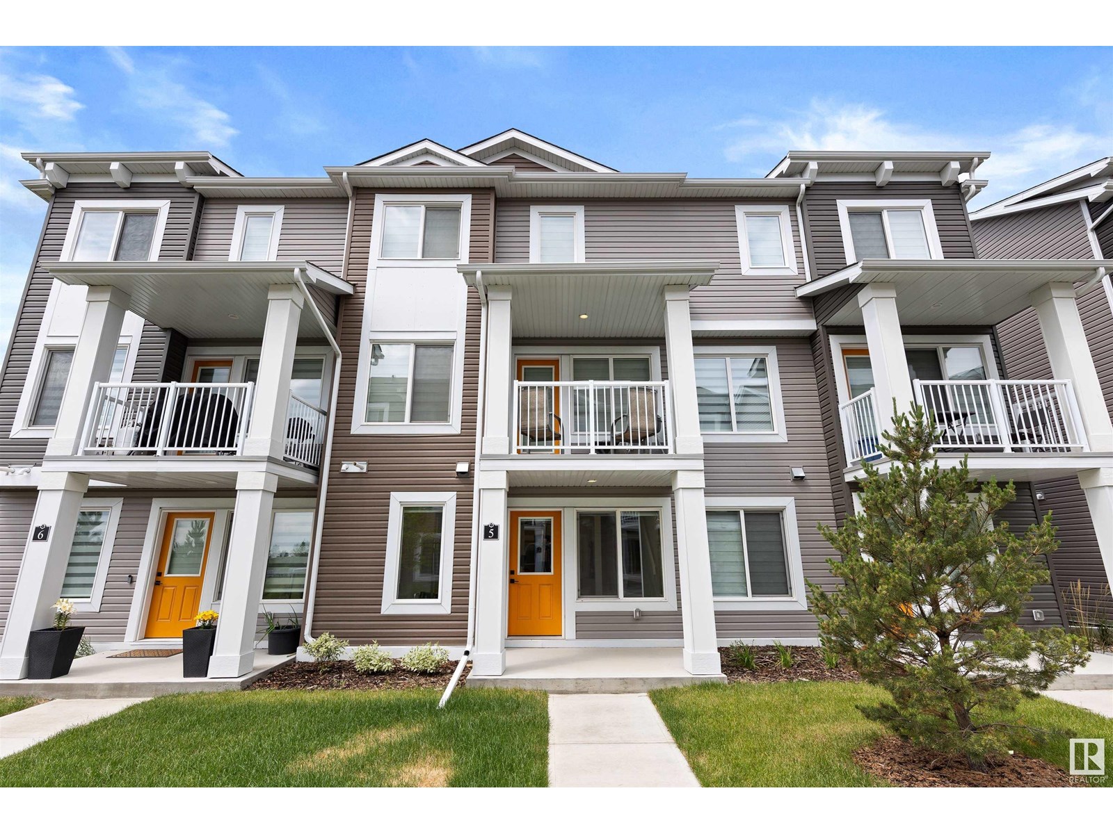 #5 4137 76 ST NW